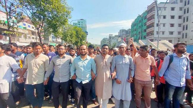 তিন দফা দাবিতে শিক্ষামন্ত্রণালয় অভিমুখে জবি শিক্ষার্থীরা